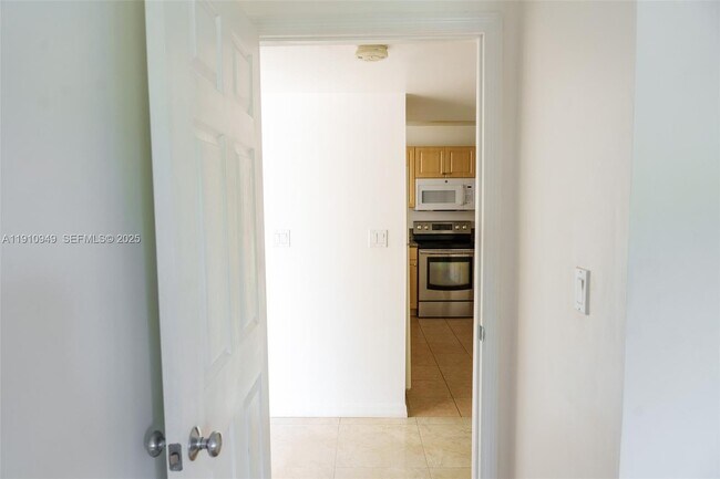 Building Photo - 509 E Sheridan St