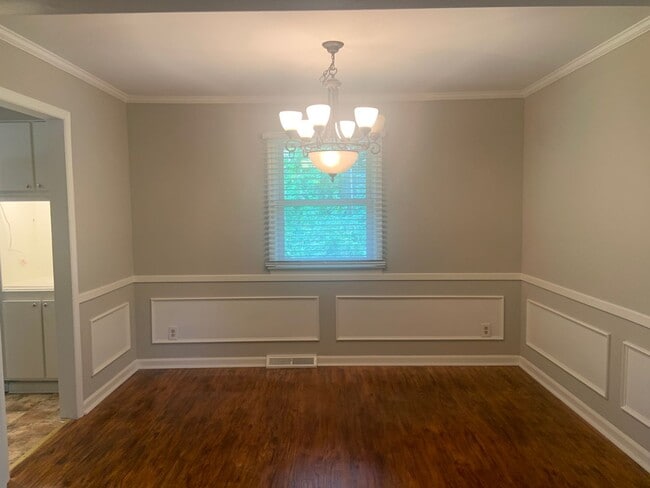 Building Photo - 3 Bedroom Located Near Four Seasons Mall