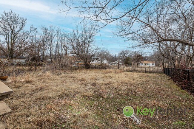 Building Photo - Renovated 3 Bedroom 1 Bathroom!