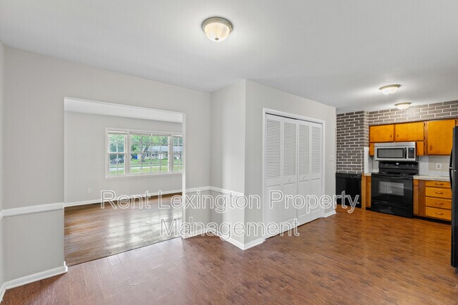 Building Photo - 3560 Lansdowne Dr