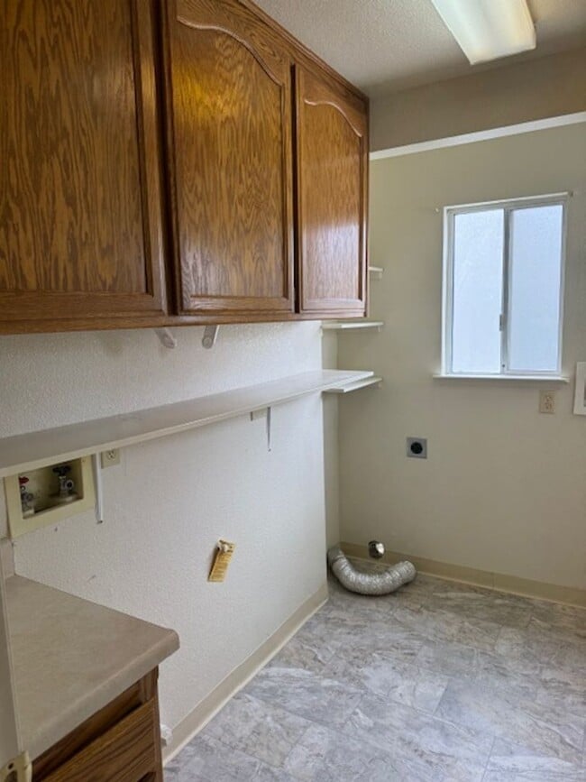 Building Photo - 3 Bedroom In Shasta View Neighborhood with...