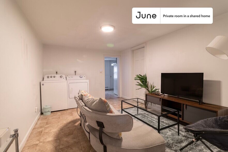 Building Photo - Room in Shared 5 bed/2 bath home in South Boston
