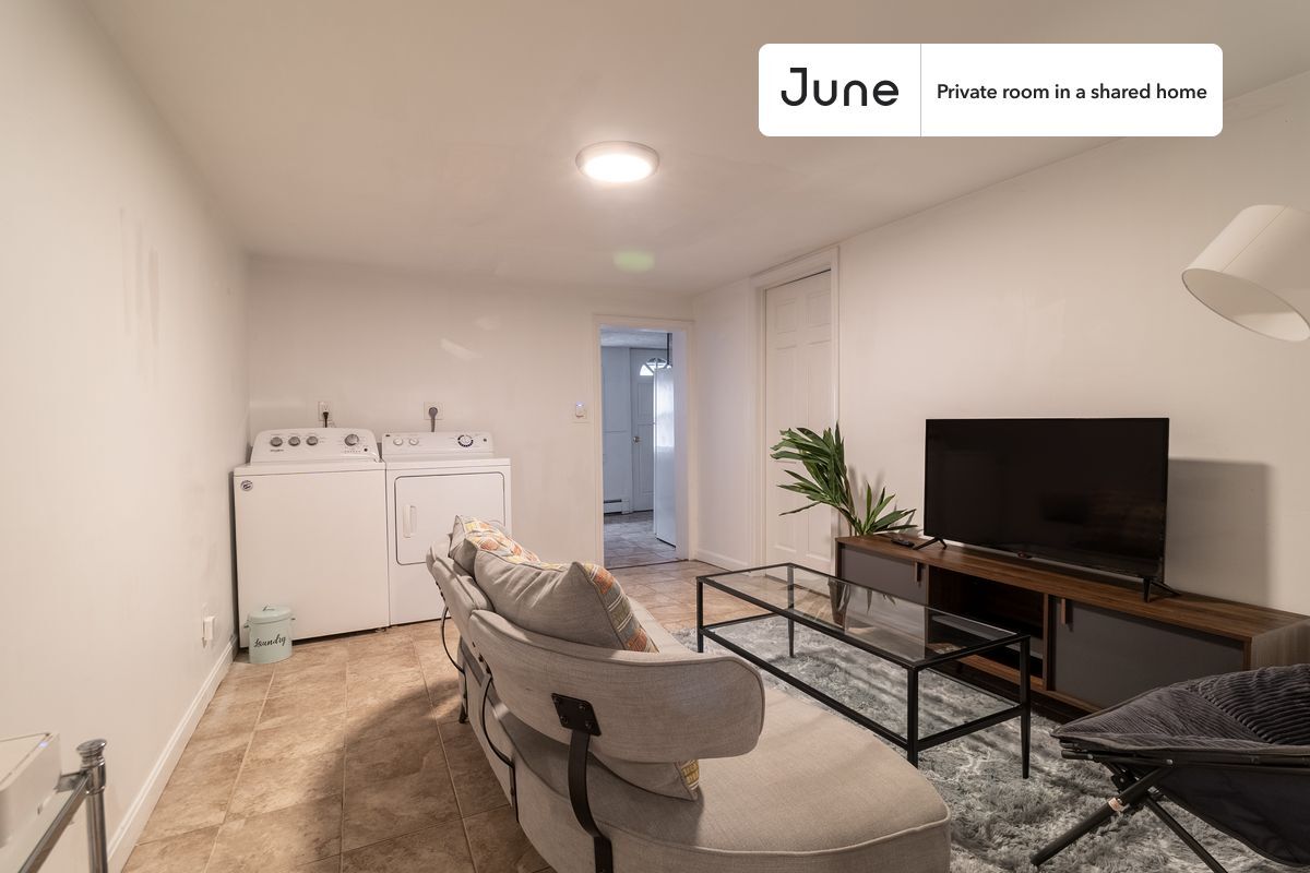 Building Photo - Room in Shared 5 bed/2 bath home in South Boston