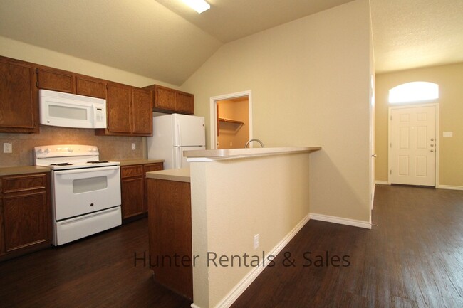 Building Photo - Spacious Two-Bedroom!