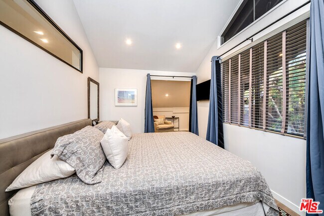 Building Photo - 4635 N Clybourn Ave