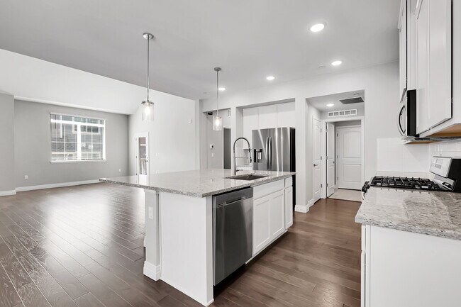 Building Photo - $2,575 - 3 Bed, 3 Bath Condo in Aurora wit...