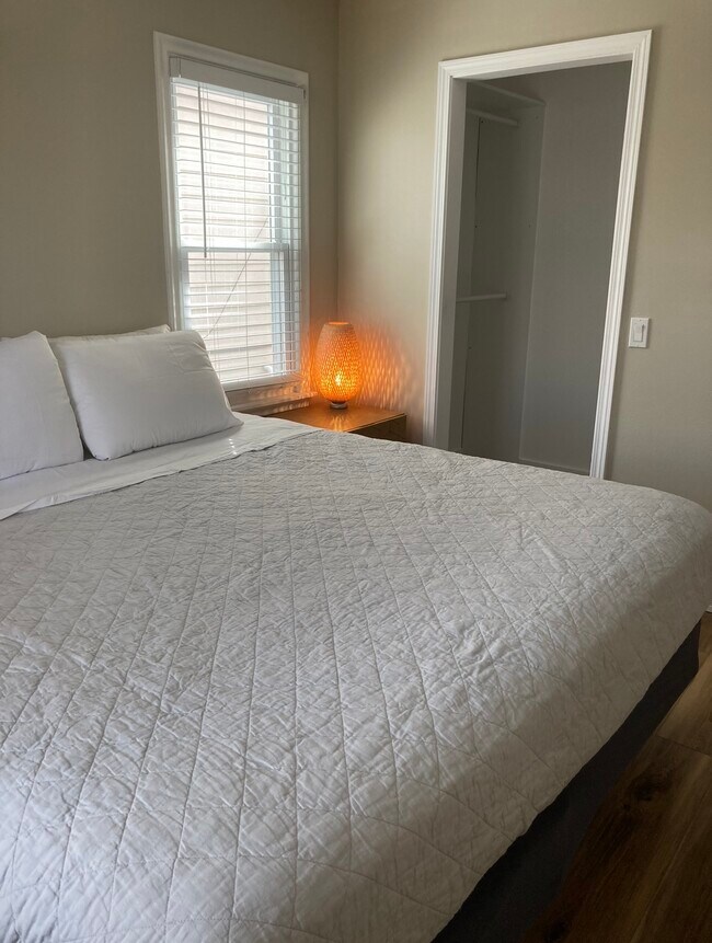 Building Photo - 3323 Bryant Ave S