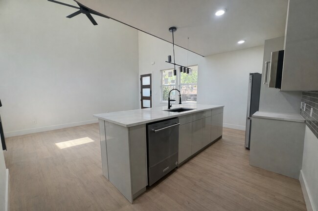 Building Photo - High-End New Construction Townhome Walk to UT!