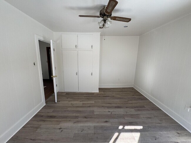 Building Photo - "Charming 3-Bed Home with Full Bath in Serene Spring Glen!"