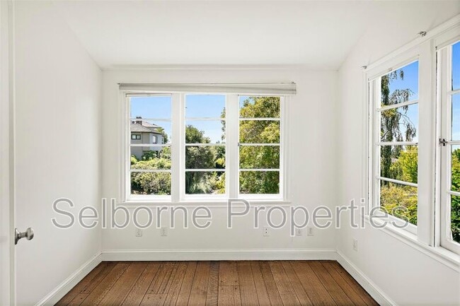 Building Photo - 25 Selborne Dr