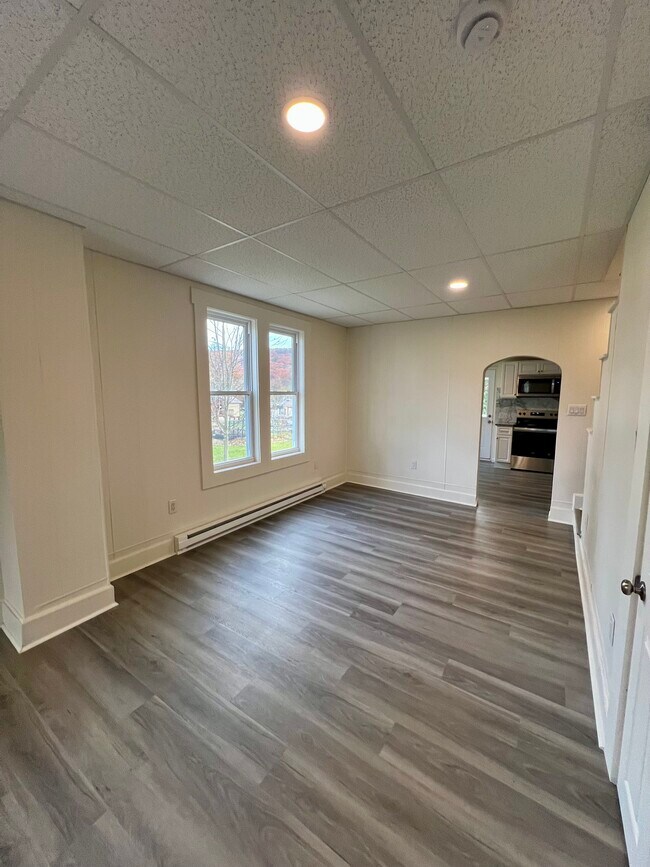 Building Photo - 425 Center St