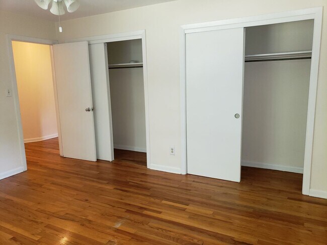 Building Photo - Charming 4 bedroom home for rent close to hospitals with wood floors. Available early August 2026...