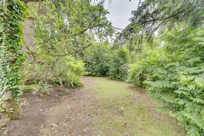 Building Photo - Spacious 3 bed 2.5 bath in Eastgate neighborhood.