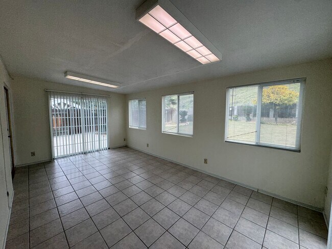Building Photo - NE Bakersfield home with a sunroom!