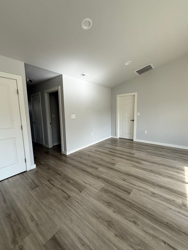 Building Photo - Gorgeous Pet Friendly Three Bedroom Lebano...
