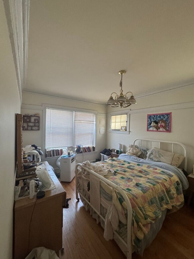 Building Photo - 3348-1 W Sunnyside 2bed/1bath