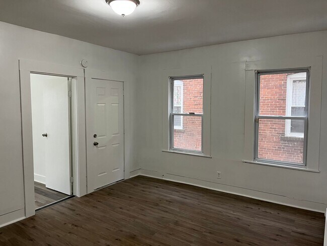 Building Photo - 28 Oak St