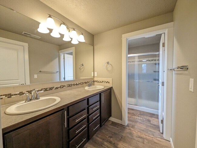 Building Photo - Gorgeous 3-Bedroom, 2.5-Bath Home on Corner Lot In Eugene!