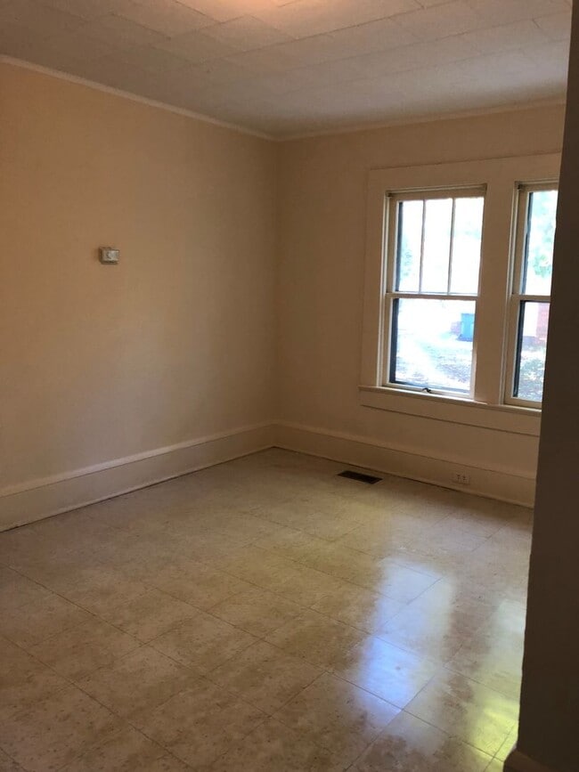 Building Photo - 1211 N Main St