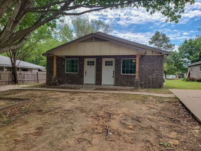 Building Photo - 1121 E Parker St