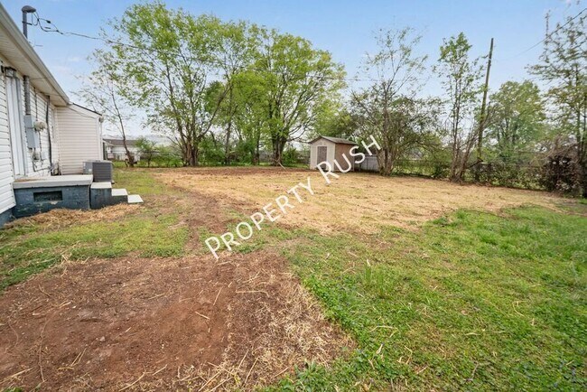 Building Photo - 1104 Queens Dr