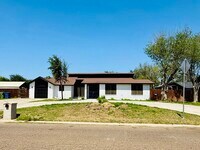 Building Photo - 907 Sandy Ln