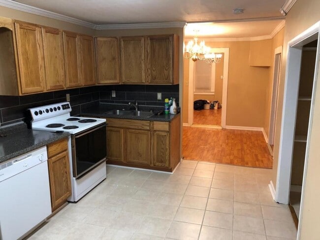 Building Photo - 1406 E Fairview Ave