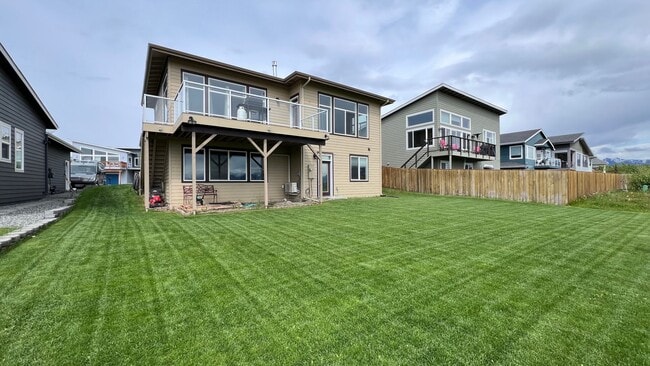 Building Photo - Meticulously well kept 3 bed, 3.5 bath Gov...