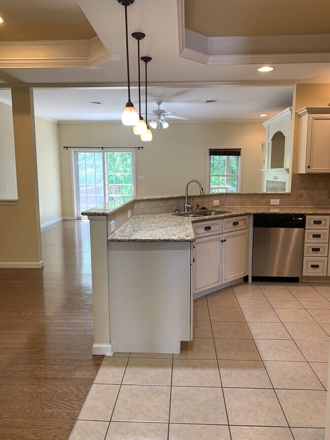 Building Photo - BEAUTIFUL 3 BED/2.5 BATH TOWNHOUSE!!
