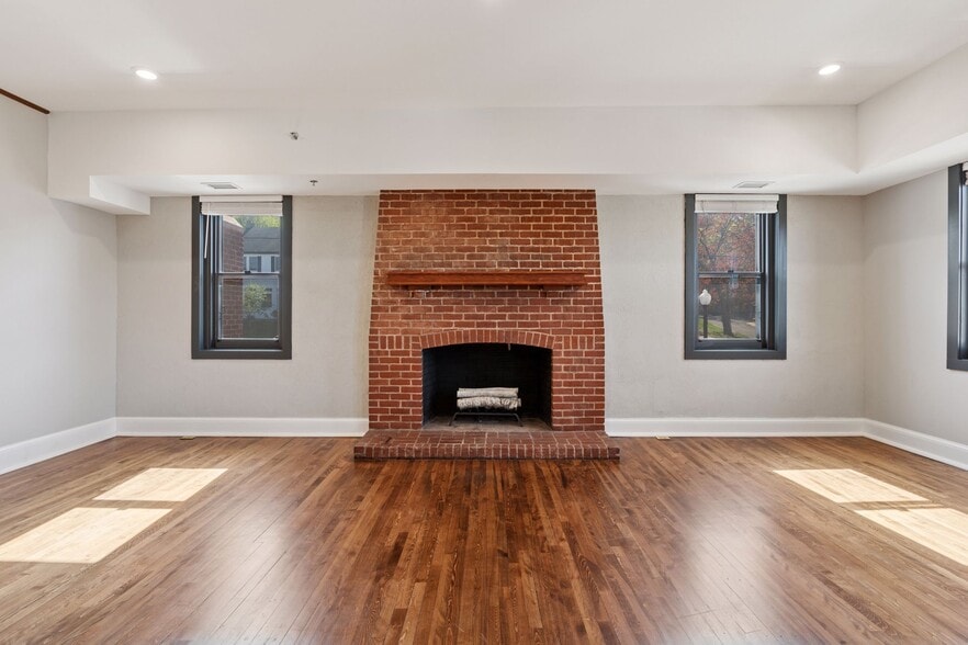 Building Photo - 107 Chestnut St E