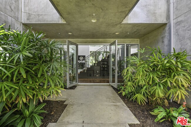 Building Photo - 1500 Rustic Ln