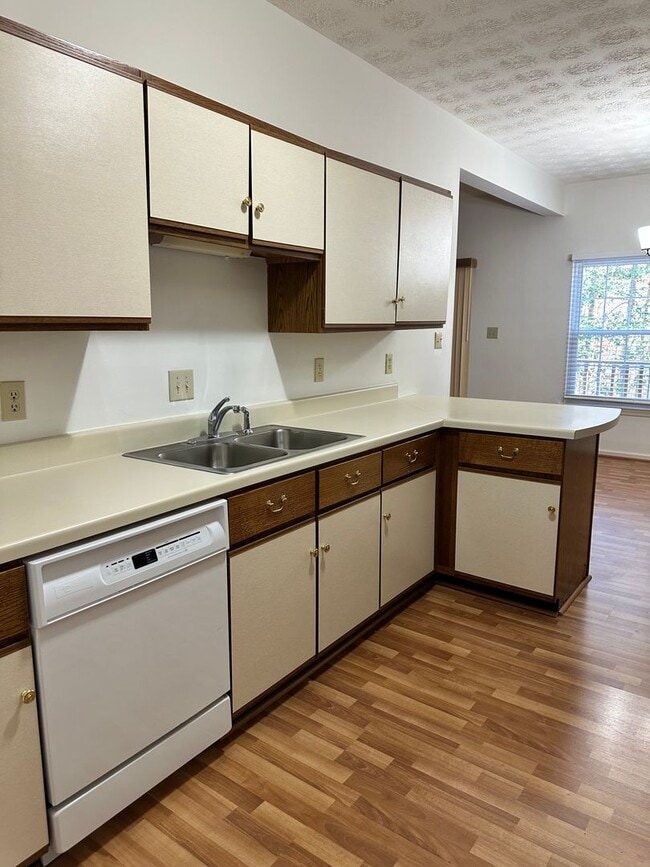 Building Photo - Townhouse in Chisel Run! Available Now