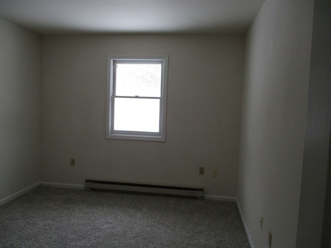 Building Photo - 3 Bedroom Townhouse to call home!