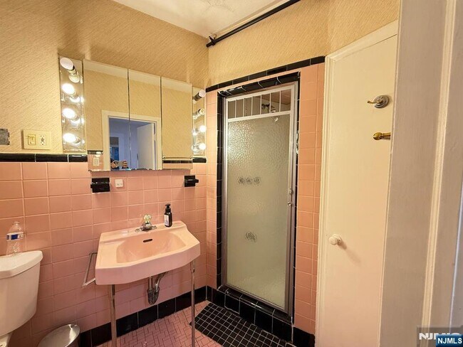 Building Photo - 272 Frances St