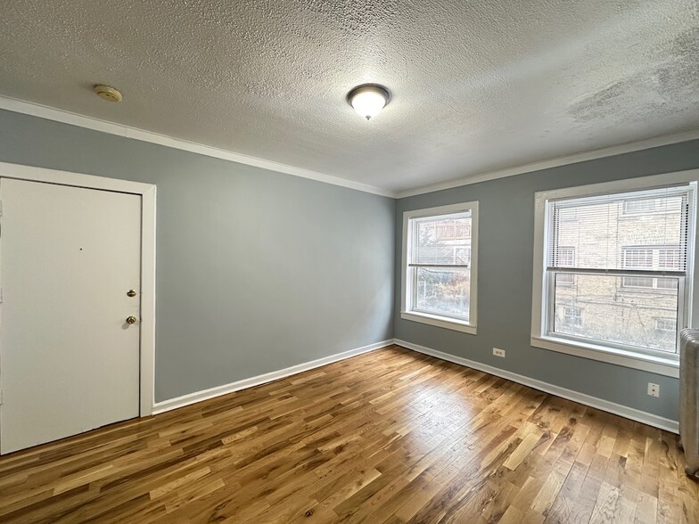 Building Photo - 5668 N Ridge Ave