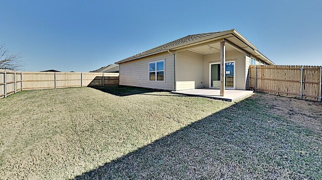 Building Photo - Very Nice 3 Bedroom 2 Bath Home in Yukon S...