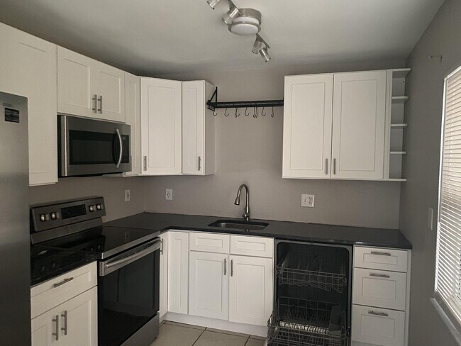 Building Photo - St Petersburg, Two beds/1 bath, laundry  and Yard.