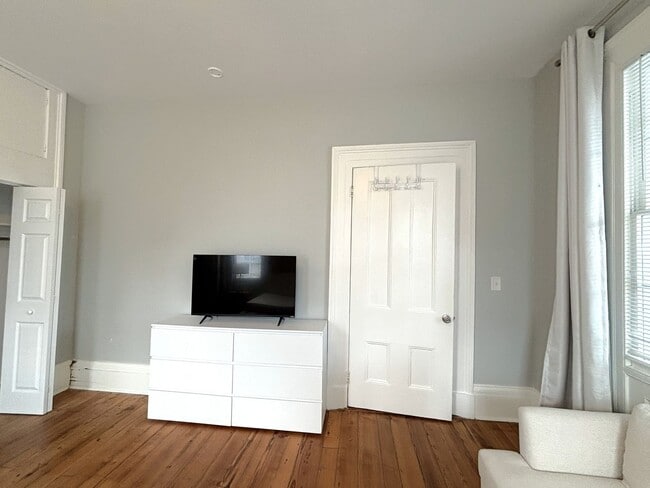 Building Photo - 148S