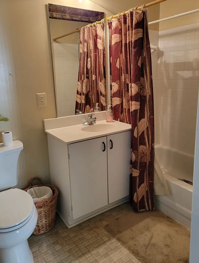 Building Photo - Ground Level 3 + 2 Spacious Updated condo