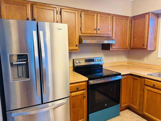 Building Photo - West End 4/2 - Garage, Deck and Fenced Backyard