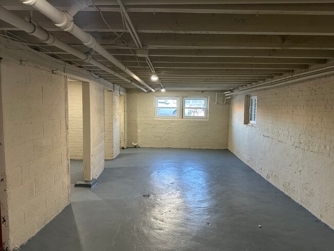 Building Photo - 1304 S 50th Ave