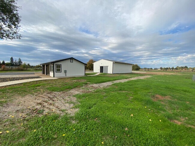 Building Photo - Fully Renovated Home on 5 Acres