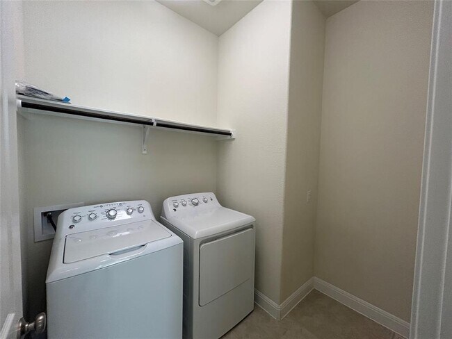 Building Photo - 3005 Zelma Dr
