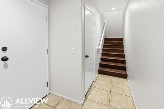 Building Photo - Rare 2 Bed 2.5 Bath Available Now!!