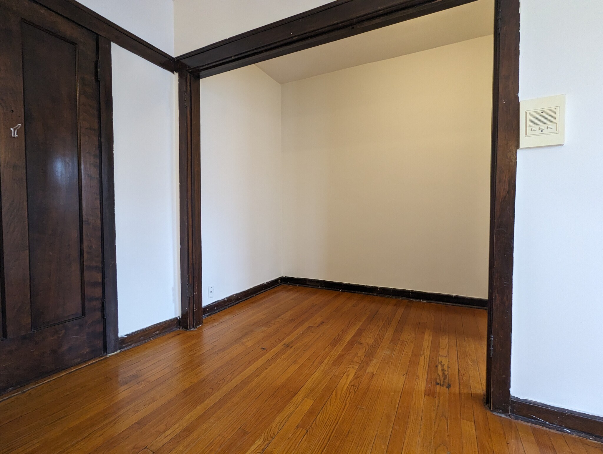 Building Photo - 812 W Waveland Ave