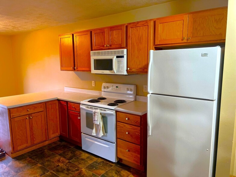 Kitchen - 1400 E Rushmore Dr