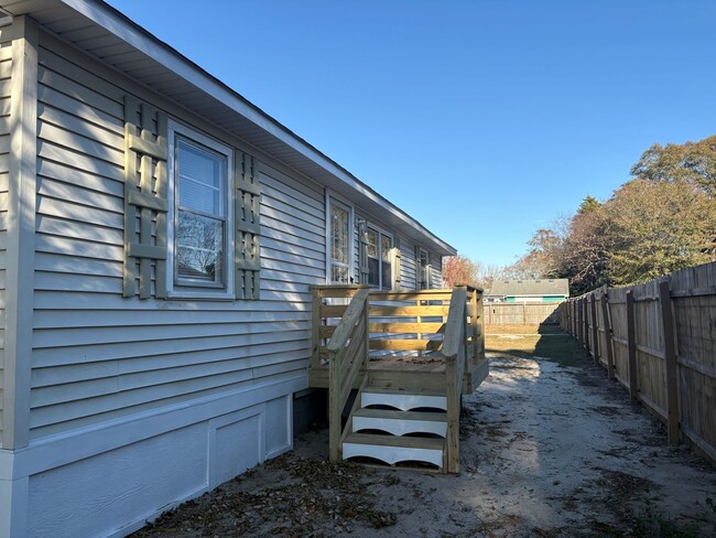 Building Photo - 2 Bedroom 1 Bath Home in Jarvisburg $1950/mo