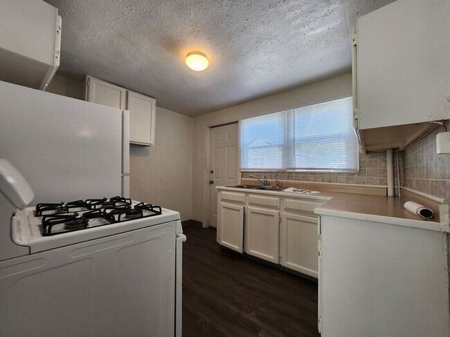 Building Photo - Cozy 2-Bedroom Home – Bright, Updated & Re...