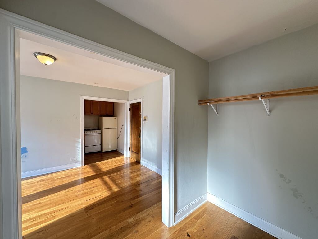 Building Photo - 742 W Belmont Ave