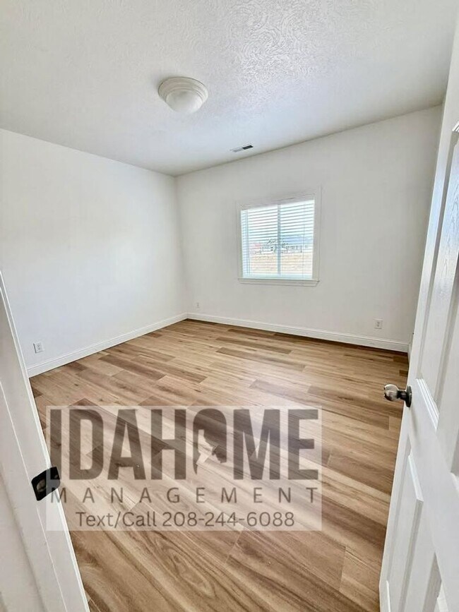 Building Photo - 2049 Sunrise Way